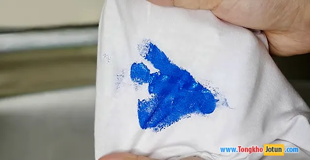 cach tay vet son da kho tren quan ao